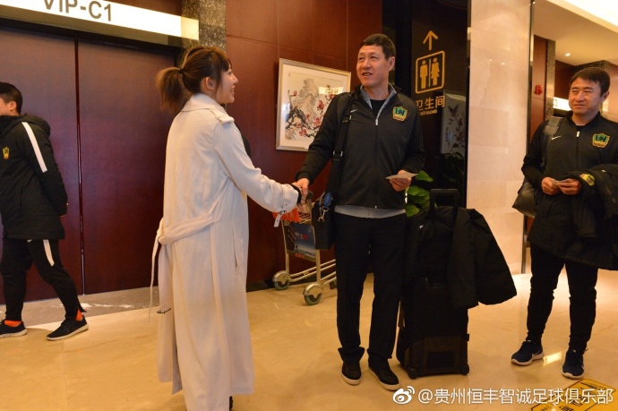 在电影《好莱坞往事》中，莱昂纳多;迪卡普里奥与布拉德;皮特同场飙戏，令不少影迷大呼;活久见，而玛格特;罗比等人组成的阵容更是堪称;神仙组合